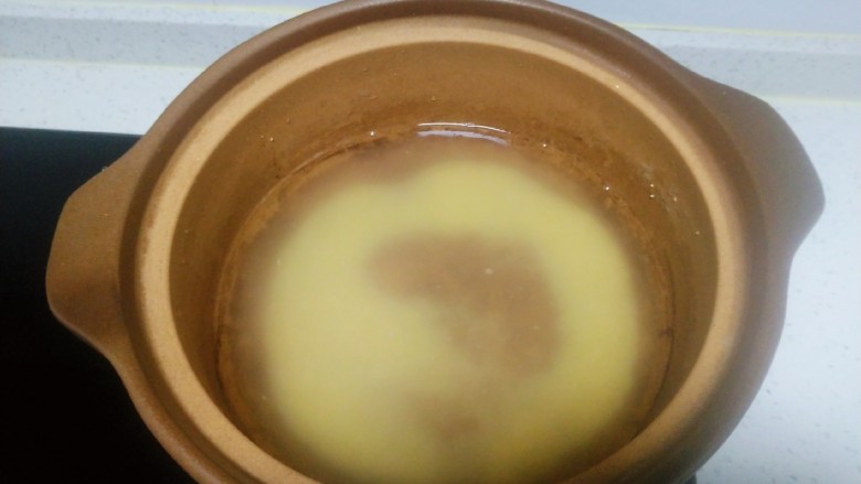 小米、南瓜、咸蛋清、尖椒粥,淘洗干净后放入砂锅，加入清水