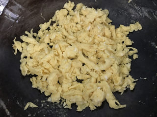 韭菜鸡蛋豆腐皮包,炒锅烧热加食用油，倒入鸡蛋液，顺势用筷子搅碎至凝固，再盛出倒入大碗中