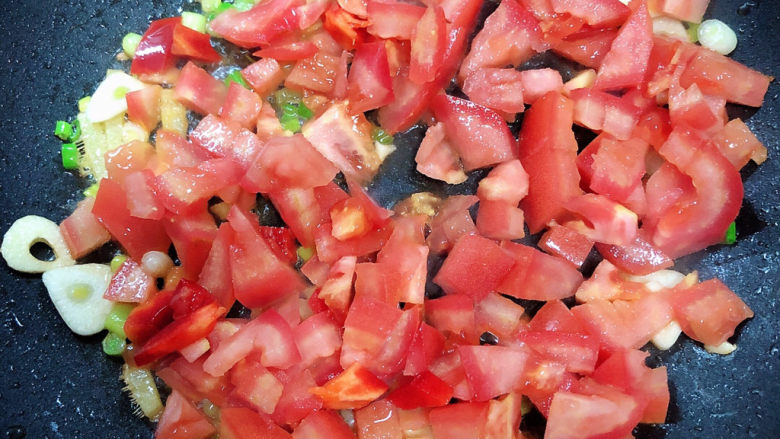 西红柿面疙瘩,倒入西红柿丁，翻炒均匀。