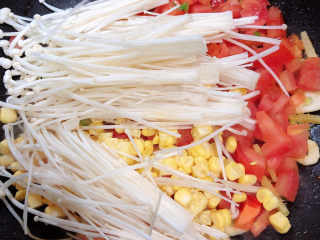西红柿面疙瘩,再加入金针菇、玉米粒翻炒均匀。
