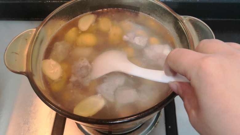 板栗排骨汤,用勺子，搅拌均匀，继续大火烧煮