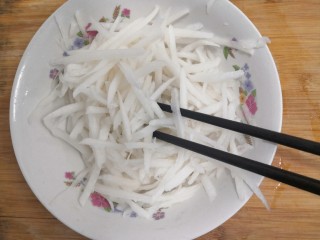 爆炒萝卜丝,用筷子，搅拌均匀，腌制1小时，让萝卜出水