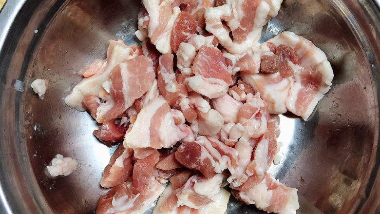 杏鲍菇炒肉片,五花肉块切成薄片儿待用。