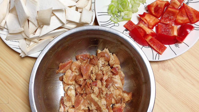 杏鲍菇炒肉片,五花肉腌制5-10分钟即可。