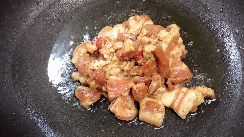 杏鲍菇炒肉片,锅中倒入油，加热至五成热时，倒入五花肉。