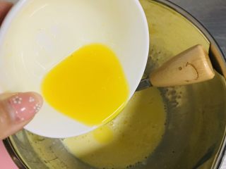 苹果千层蛋糕,加入融化好的黄油。