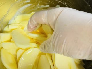 苹果千层蛋糕,用手抓拌，让苹果片均匀的沾满蛋糊