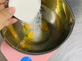 苹果千层蛋糕,将全蛋液打入盆中加入白砂糖。