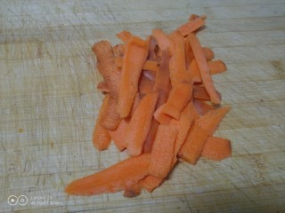 香辣萝卜干,胡萝卜也削成不规则的薄片