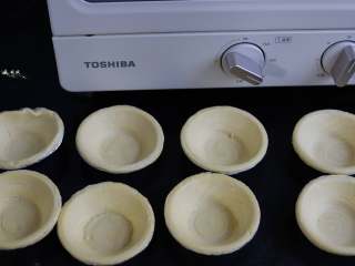 酸奶水果挞,准备8个蛋挞皮，这种蛋挞皮通常是冷冻保存的，用之前需要提前一两个小时拿出来解冻。