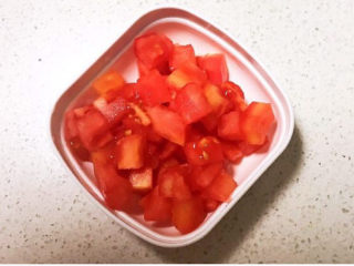 西红柿面疙瘩,把西红柿切成小丁