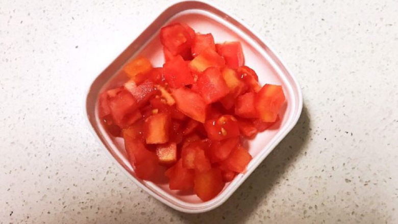 西红柿面疙瘩,把西红柿切成小丁