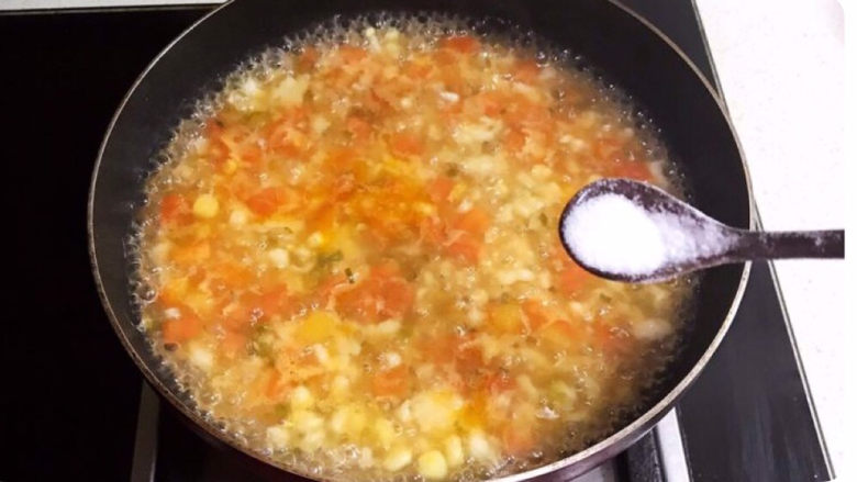 西红柿面疙瘩,烧开后熟3分钟，加入精盐