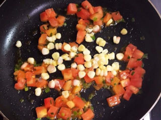 西红柿面疙瘩,加入熟的甜玉米粒，翻炒均匀