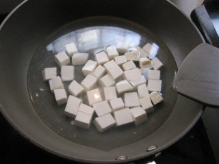 【食谱】教你一招，做出美味的麻婆豆腐,将豆腐切小块，加水放进锅煮开，加入小半勺盐