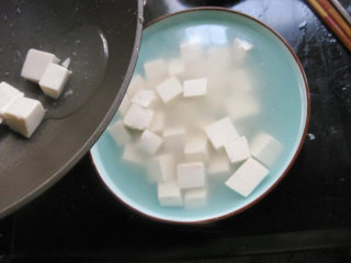 【食谱】教你一招，做出美味的麻婆豆腐,接着倒入水淀粉，然后连水带上豆腐，倒在一个大碗里面放着备用