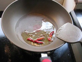 【食谱】教你一招，做出美味的麻婆豆腐, 另起一锅，倒入适量的油烧热后加入花椒和红尖椒爆香，然后捞出花椒和辣椒不用
