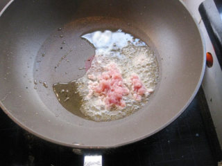【食谱】教你一招，做出美味的麻婆豆腐,然后倒入刚才的油锅里面，用筷子划散开。