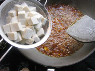 【食谱】教你一招，做出美味的麻婆豆腐, 接着倒入1碗水里面煮开，然后把之前煮好的豆腐沥出来，倒进锅里面。盖上盖子焖煮6分钟左右