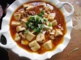 【食谱】教你一招，做出美味的麻婆豆腐,最后盛出来，撒上青蒜末和花椒碎就完成了。