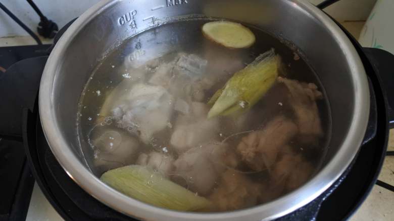 金针菜猪骨汤,加葱姜和热水压制20分钟，取出葱姜