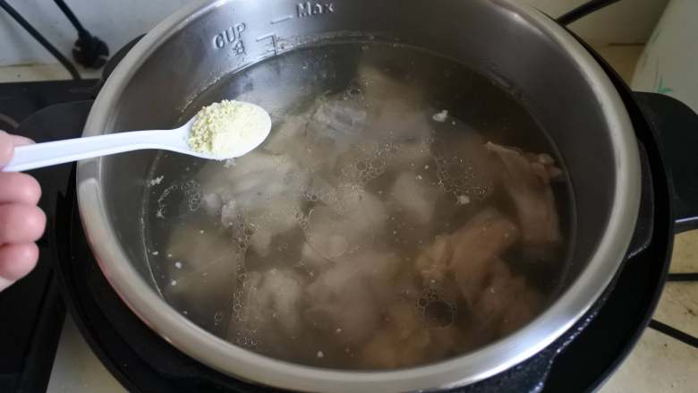 金针菜猪骨汤,加盐、鸡精调味