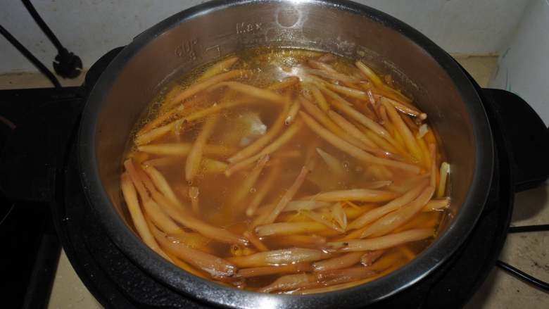 金针菜猪骨汤,继续煲煮20分钟至软烂熟透