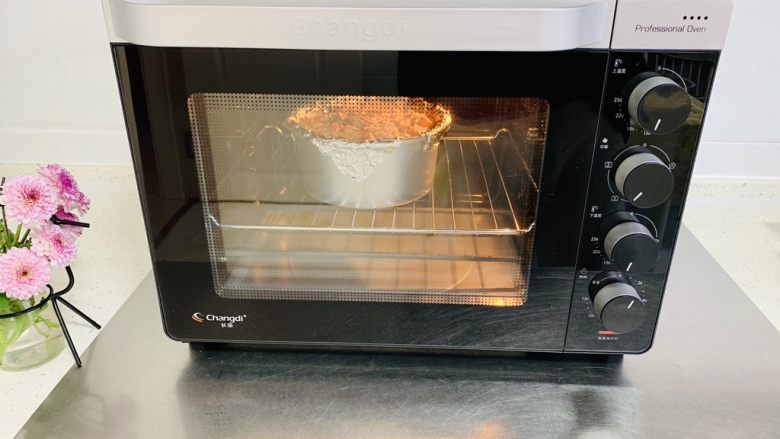 苹果千层蛋糕,烤箱提前预热，烤网放入烤箱下层，上下火180度，烤50分钟。