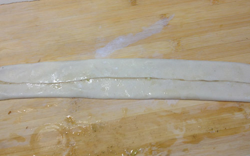 香酥葱油饼,两边向中间折起。