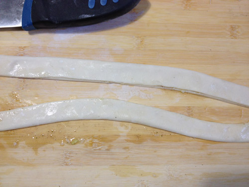 香酥葱油饼,然后在中间来一刀，就能做成两个饼了。