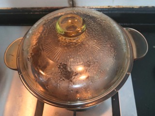 山药胡萝卜排骨汤,滚开后，关小火焖煮30分钟