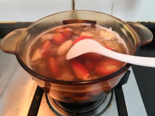 山药胡萝卜排骨汤,用勺子，搅拌均匀，大火烧煮开