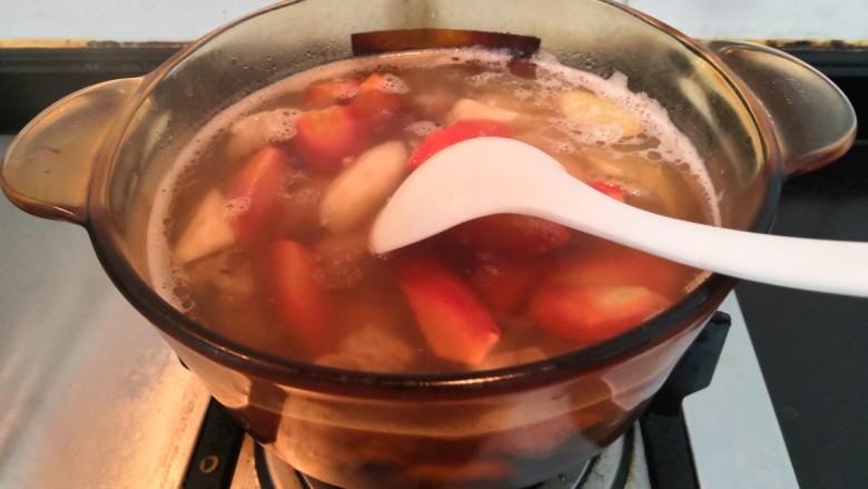 山药胡萝卜排骨汤,用勺子，搅拌均匀，大火烧煮开