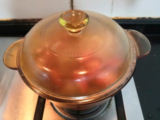 山药胡萝卜排骨汤,煮开后，关小火再焖20分钟，关火