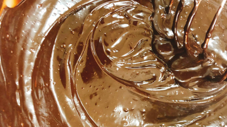 醇香巧克力吐司,搅拌至如图所示状态后，放冰箱冷藏，备用。
