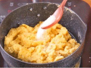 板栗饼,锅内倒入一点点油，将板栗泥放入锅中，加入一小勺白糖，翻炒均匀