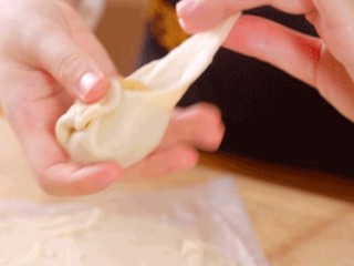 板栗饼,包的时候可以用手将手抓饼皮稍微抻一抻，将栗子泥包裹起来即可，用手抓饼皮做的板栗饼口感更加香脆一点