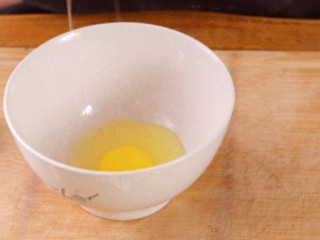 板栗饼,向碗内磕一个鸡蛋，然后将蛋液打匀