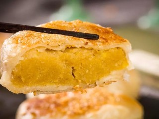 板栗饼,用手抓饼皮做的板栗饼，外皮分层，咬一口会咔吱一声，里面的板栗泥还冒着热气，散发出特别香甜的栗子味