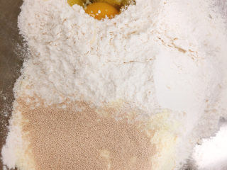 红糖全麦吐司,打面:先拌匀干性材料，再加入湿性材料搅匀，最后加入黄油至手套膜状态。
