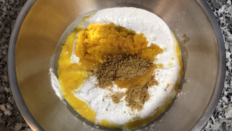 南瓜芝麻饼,在糯米粉中加入南瓜泥、糖和温水；