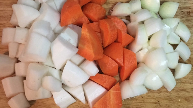 萝卜牛腩煲,红、白萝卜、洋葱都切大块备用。