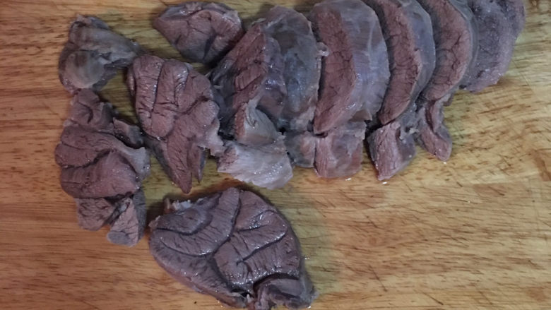 萝卜牛腩煲,牛肉煮30分钟后捞出，逆肉纹的将牛肉切成厚片。