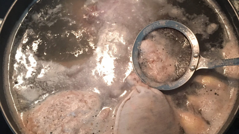 萝卜牛腩煲,水煮到快滚时，可以看到很多杂质浮起，请用滤网捞除。再用小火续煮30分钟即可关火。这个汤就是牛高汤。