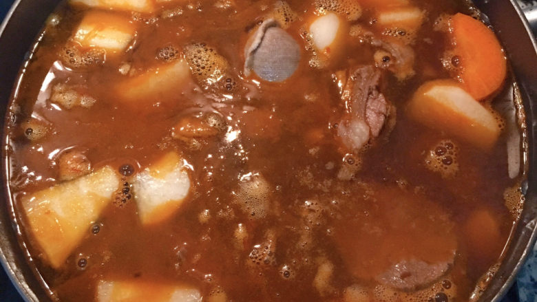 萝卜牛腩煲,接着把牛肉高汤整锅（包含卤包和葱）倒进炒好的牛肉中！