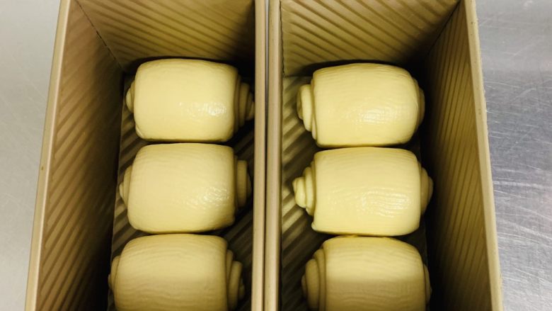 超级松软一次发酵，奶香吐司🍞,做好的面胚放入模具当中醒发一个小时左右，面团与模具口有3厘米距离即可，不要醒发过渡。