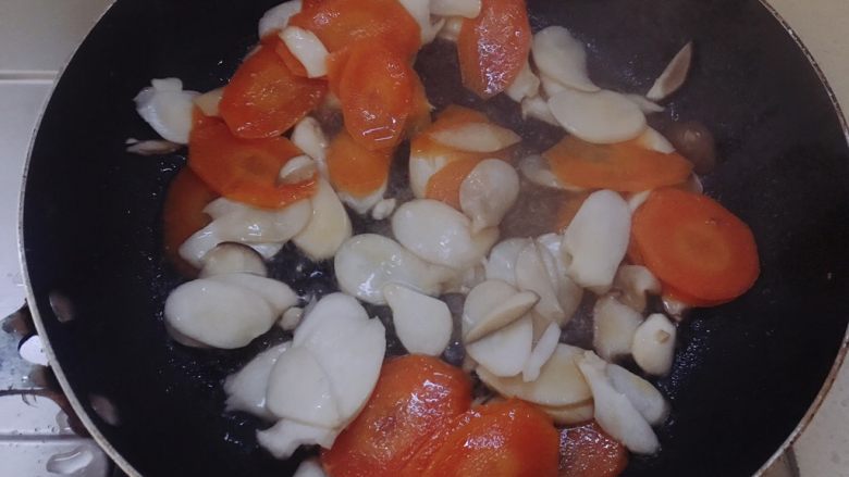 杏鲍菇炒肉片,杏鲍菇含水量比较高，不用另外加水。