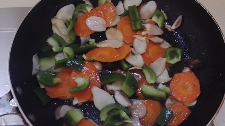 杏鲍菇炒肉片,杏鲍菇的水分差不多炒干，就可以下圆椒了。