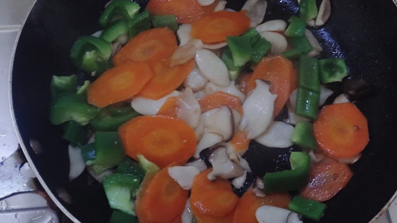 杏鲍菇炒肉片,圆椒熟的比较快，不要吵太久。