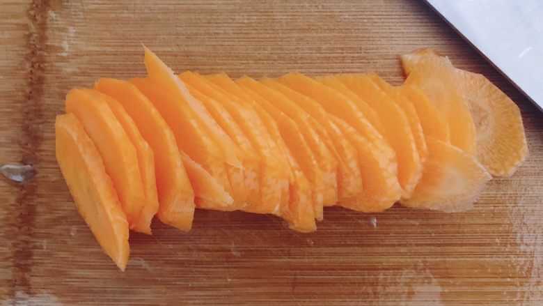 杏鲍菇炒肉片,胡萝卜因为比较小根，所以用了一整根切片。